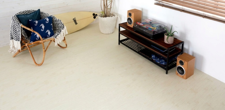 つなぎ目がなく見た目がきれいな1枚敷きタイプのウッドカーペット。