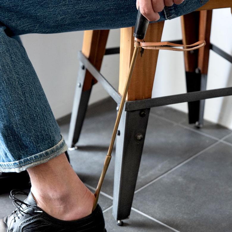 ロングタイプは椅子に座った状態で靴がはけます