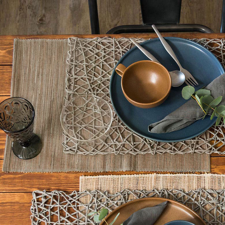 家具でも使われている丈夫な素材「ウォーターヒヤシンス」を発色のいい、染色したグレーの糸で編み上げたアイテム。