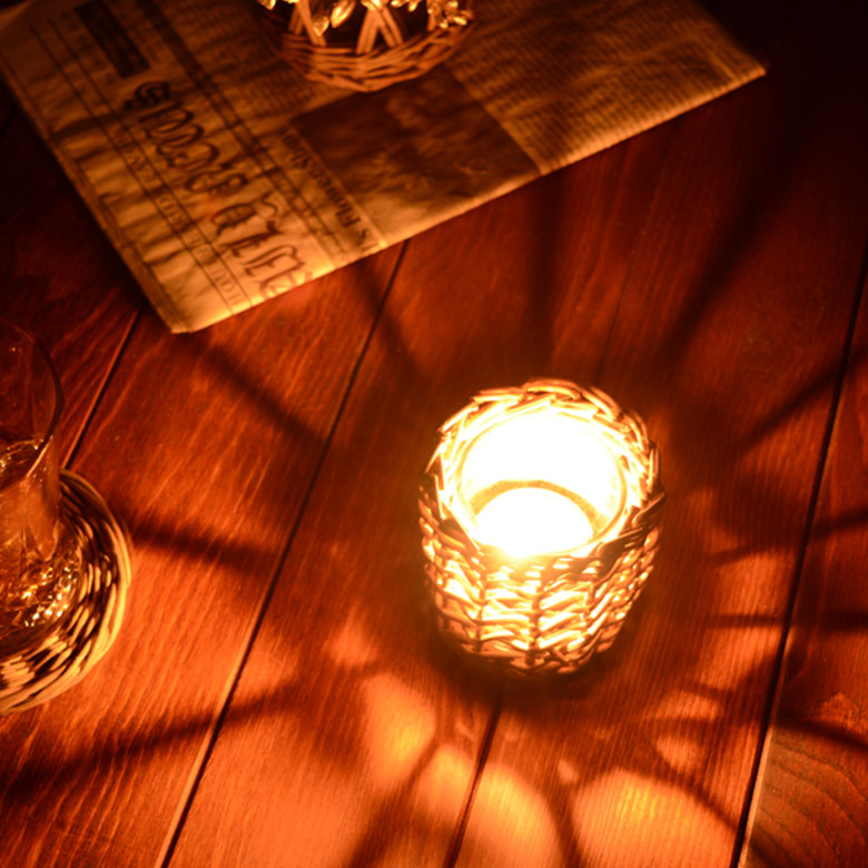 キャンドルに火を灯すと規則的な編み目から光が広がり、お部屋に幻想的な空間を演出してくれます。