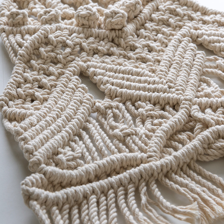 インドの職人のハンドメイドで作られた、繊細なマクラメ編みが魅力。