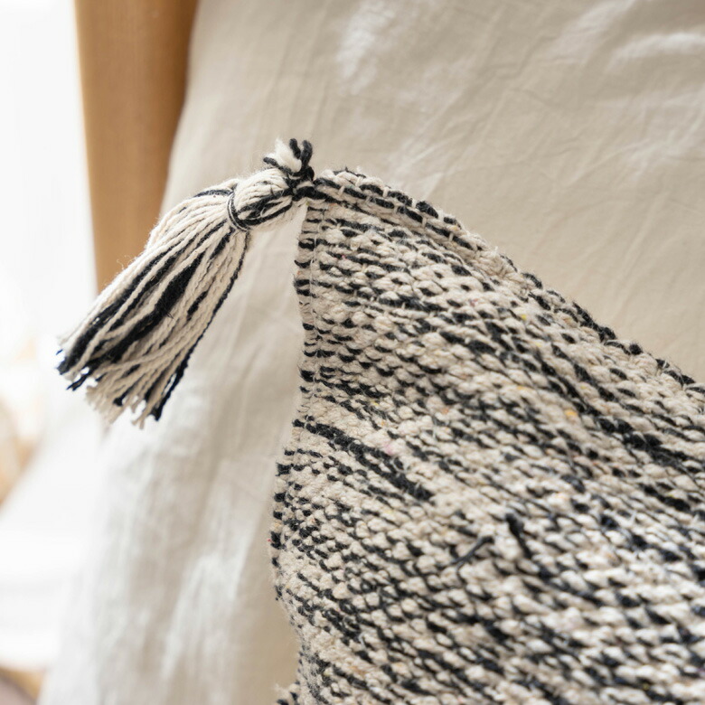 太めの糸を使って織り上げた生地は、織り目がポコポコして可愛らしい質感