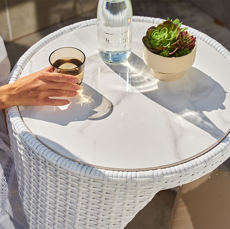 ベランダを素敵なカフェに驚くほどコンパクトに収納できるシンセティックラタンのガーデンファニチャー 美しい大理石の質感を再現したセラミックを採用した天板