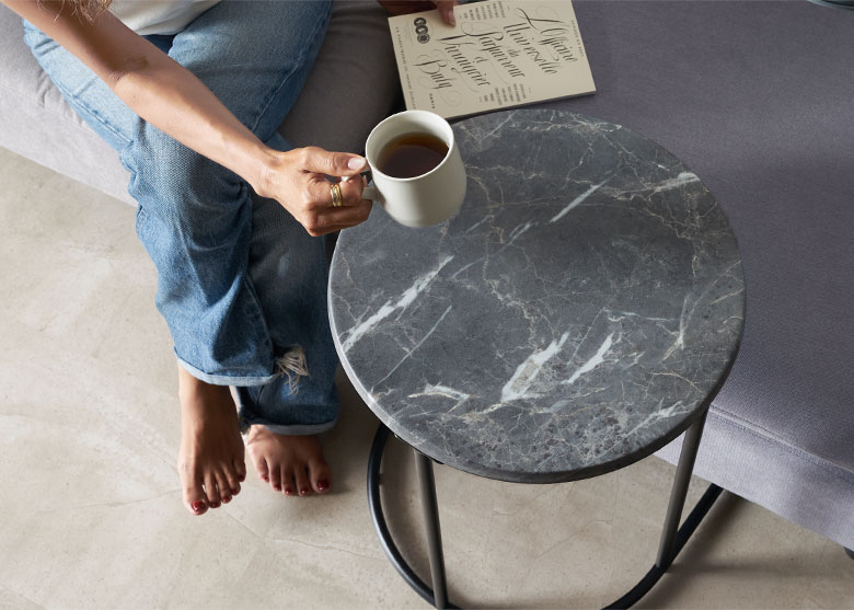 傷や汚れに強い新素材を使用した大理石調天板とスチール脚で仕上げた