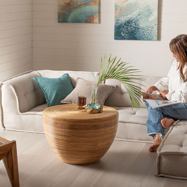 軽くて丈夫なラタンでできたローテーブル