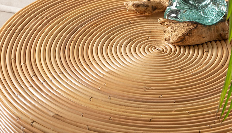 一本一本のラタンを丁寧に曲げ、重ねていくスパイラル構造