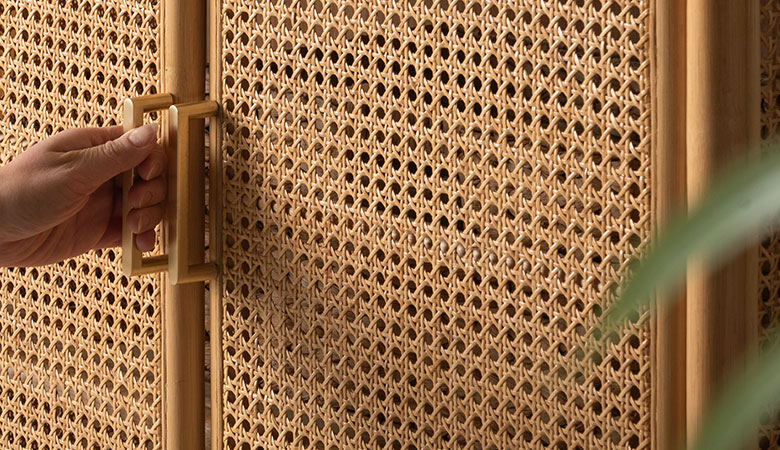 ラタンメッシュと真鍮ハンドルの扉がおしゃれ