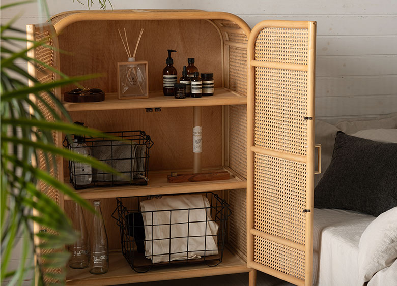 使い勝手の良い、両開きの扉と3段の棚