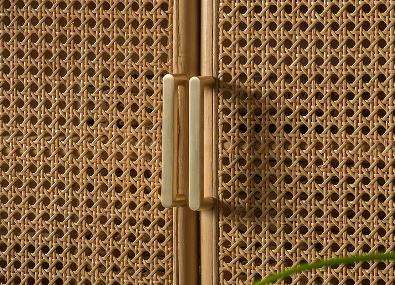 真鍮ハンドルの上質な輝き