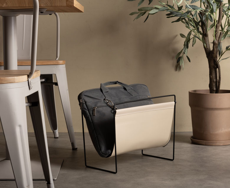 置くだけで空間が整うアイアン×フェイクレザー調マガジンラック