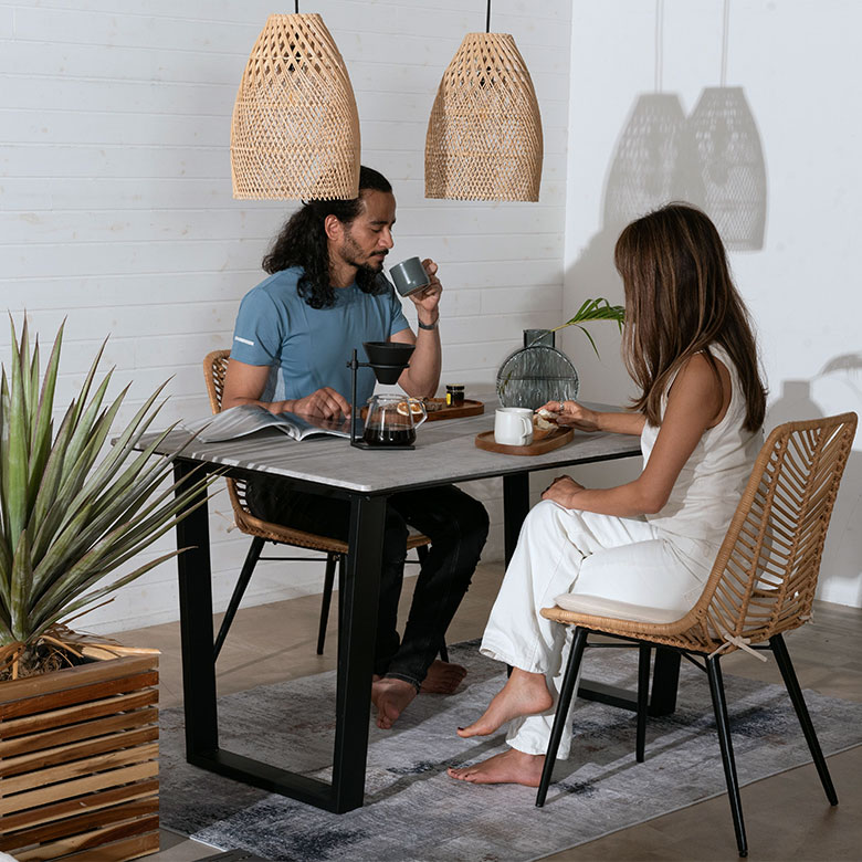 アブストラクト柄ラグのダイニングコーディネート