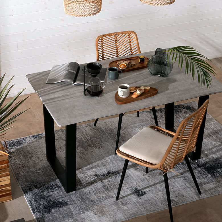 アブストラクト柄ラグのダイニングコーディネート