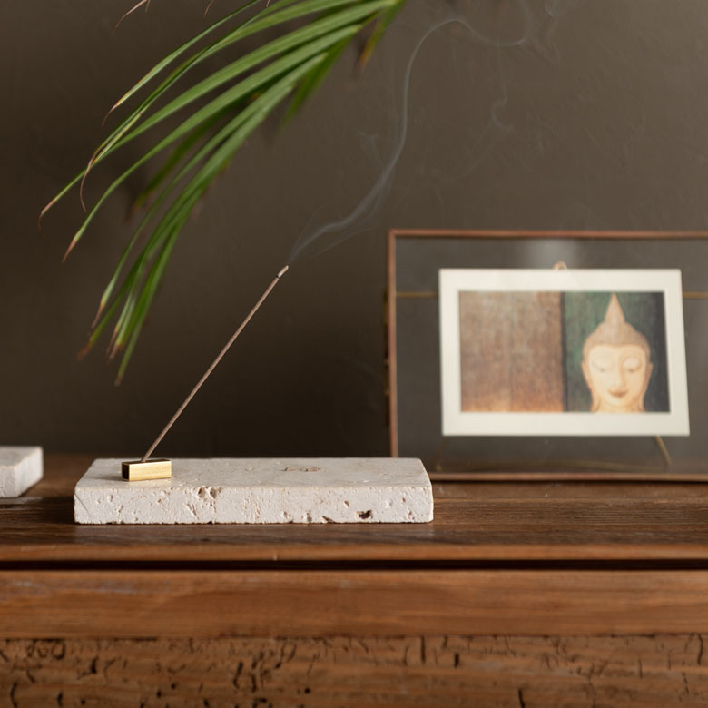 天然白檀をベースに調香したスティックインセンス