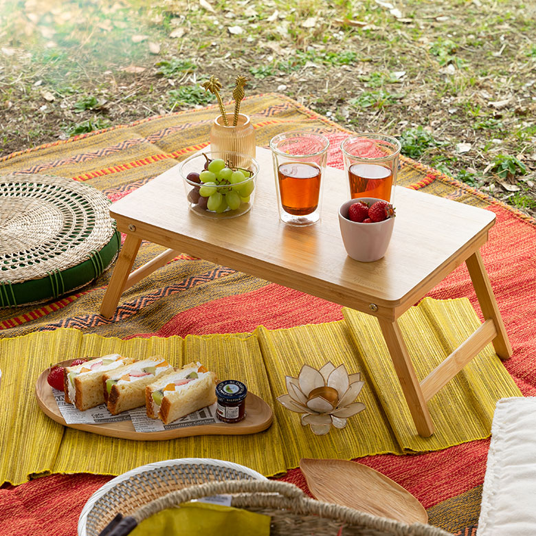 温かみのある風合いが可愛らしい、バンブー製の折り畳みテーブル
