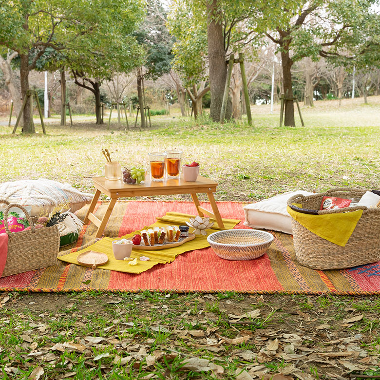 ピクニックやキャンプにぴったりの折り畳みテーブル