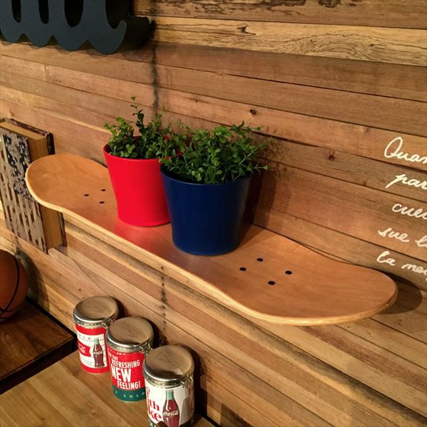 ウォールシェルフ 完成品】本物のスケートボードから作られた ウォールシェルフ(91049