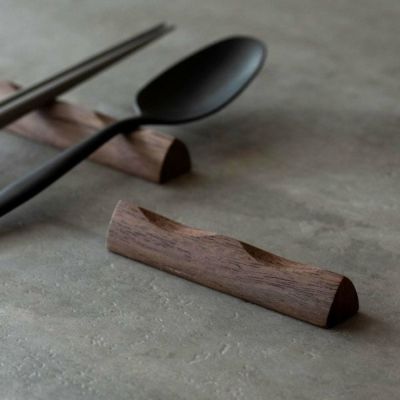 【メール便対応】箸置き カトラリーレスト ウォルナットウッド 木製 約 W 9cm D 1.5cm H 1.2cm ダークブラウン [51265]【 三角形 天然木 ロング カフェ カトラリースタンド ハンドメイド かわいい リゾート ギフト 