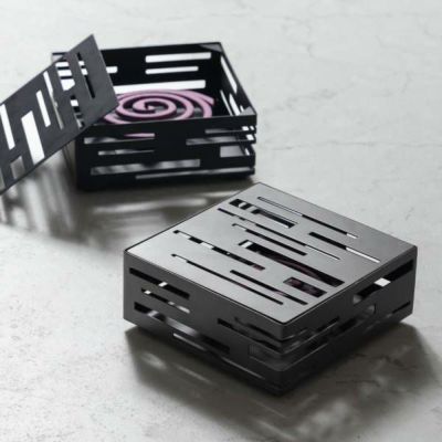 蚊取り線香入れ 蓋付き スクエア型 スリットデザイン 幾何柄 黒 グレー スチール製 約 W 14.5 × D 14.5 × H 6 cm 蚊取り線香ホルダー 蚊遣り 蚊取り線香 かやり 蚊やり オブジェ 小物入れ ブラック おしゃれ アウ