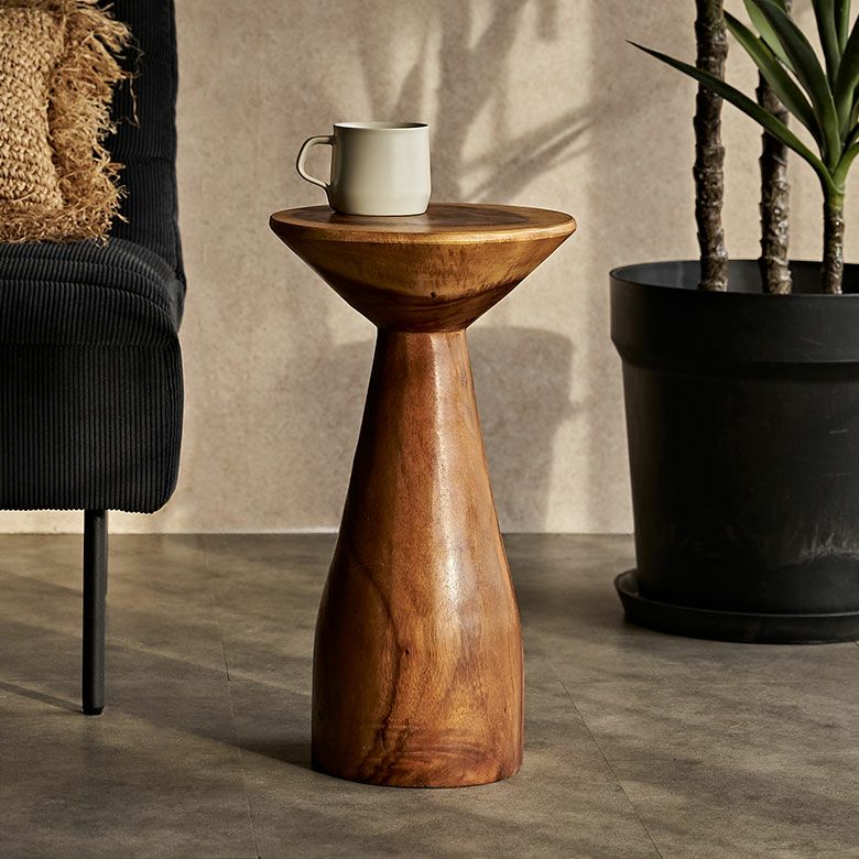 バリ島のヴィラやホテルでよく使われているモンキーポッドの丸太から