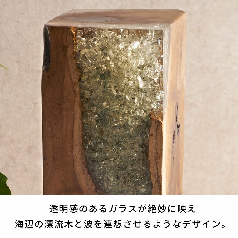 ブックエンドとしても使えるチーク古木とクラッシュガラスの