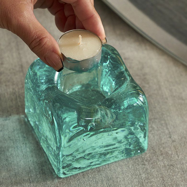 リサイクルガラスを溶かして作られたチャンキーなティーライト用