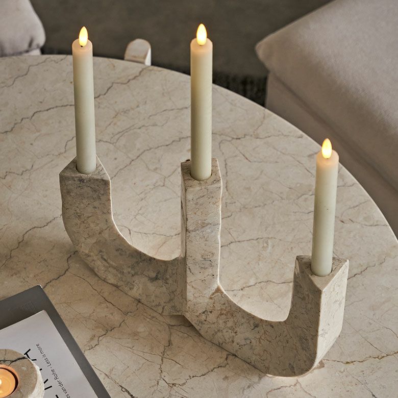 高級感溢れるアイボリー色の大理石を彫って作られた3連マーブル