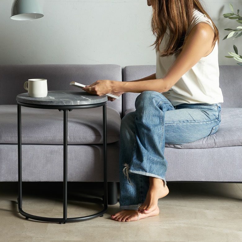 傷や汚れに強い新素材を使用した大理石調天板とスチール脚で仕上げた