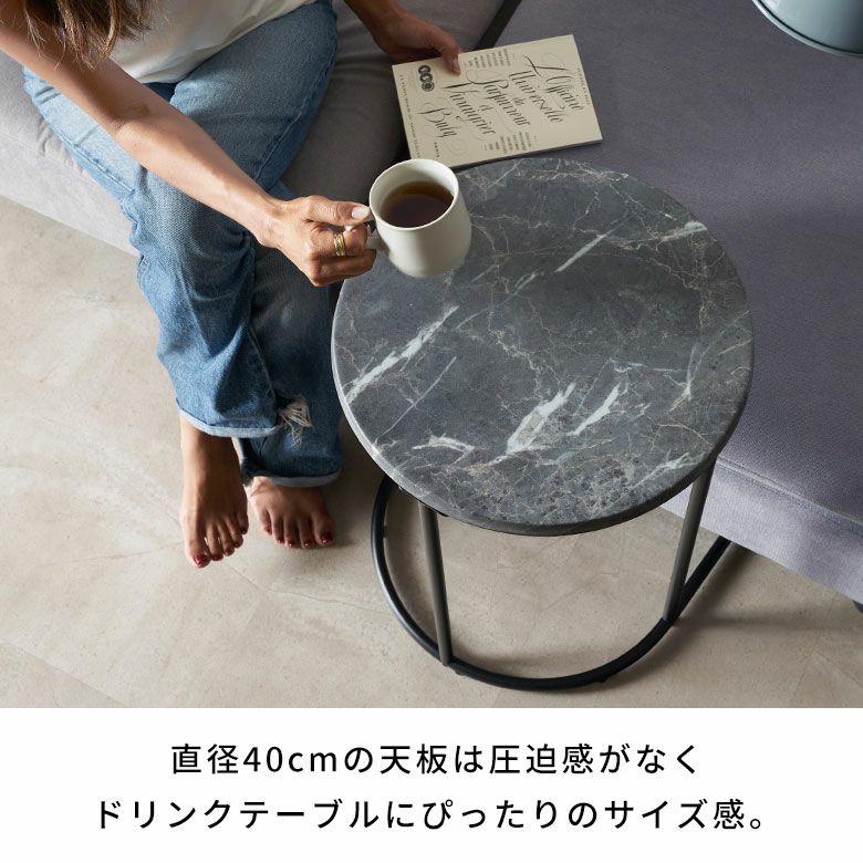 傷や汚れに強い新素材を使用した大理石調天板とスチール脚で仕上げた